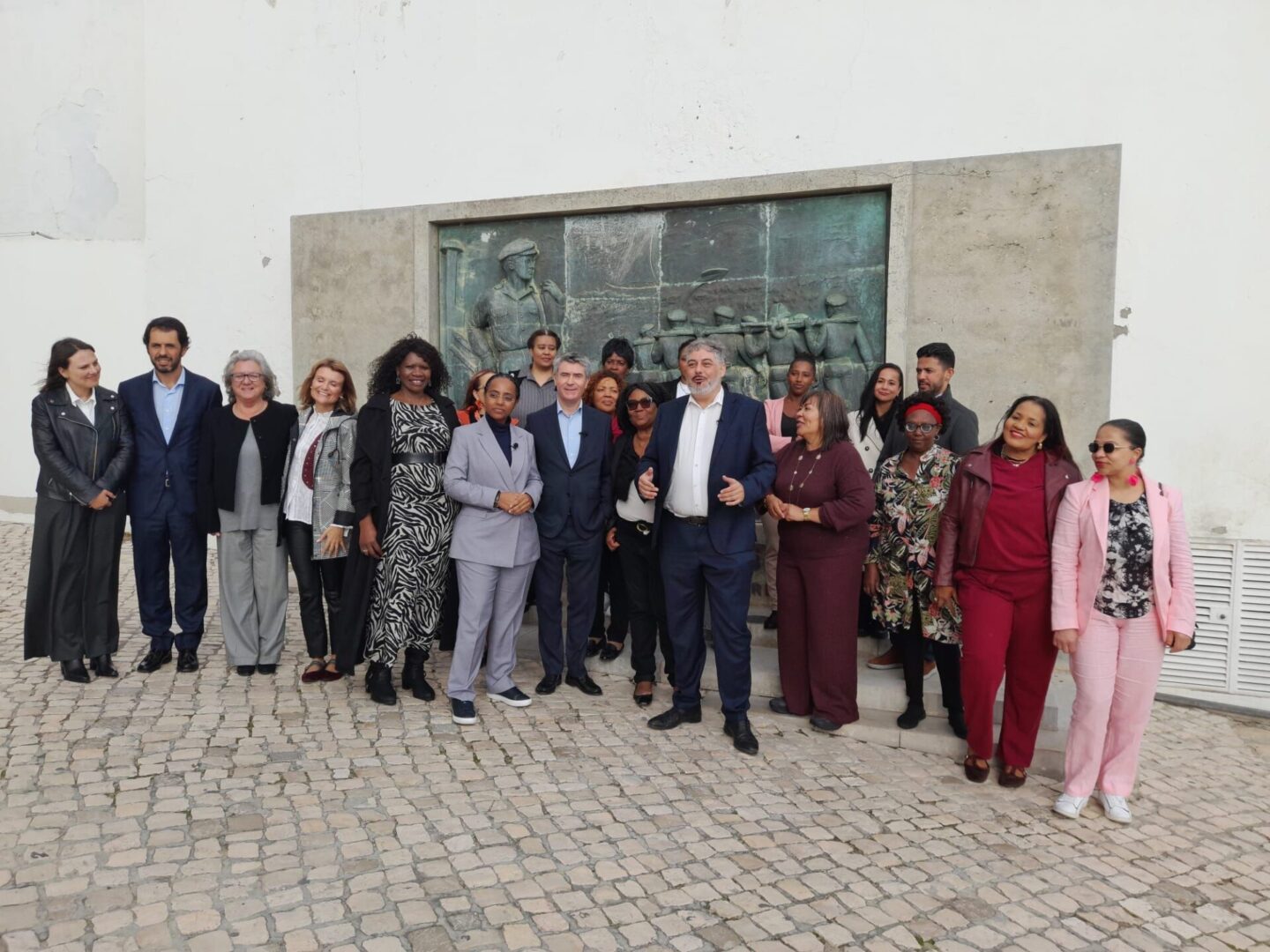 Featured image for Socialist Party Leader's Almada Visit Highlights Progress and Challenges in Lisbon's Housing Strategy